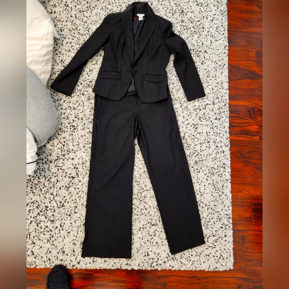 Worthington Size 4 Black Suit with lines